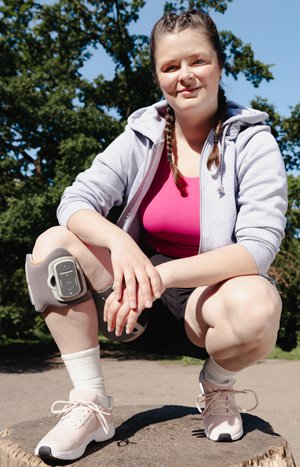 Nainen, jolla on jalassaan toiminnallinen sähköstimulaatio-ortoosi FES L300 Go
